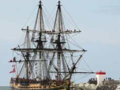 di lokasi konstruksi raksasa L’Hermione, dalam gerakan lambat