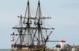 di lokasi konstruksi raksasa L’Hermione, dalam gerakan lambat