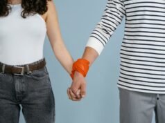 Emma menjalin hubungan dengan orang mesum yang narsis