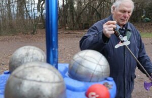 juga. Dia menemukan Triboul’X untuk mengambil bola jeu de boule tanpa membungkuk