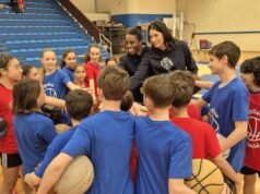 dua peraih medali Olimpiade di samping tempat tidur para pemain bola basket muda dari Isère