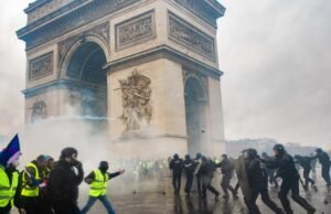 sembilan CRS diadili karena kekerasan yang disengaja terhadap rompi kuning