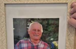 Oranye. Kematian karena dehidrasi: keluarga tidak marah dan bersaksi: “tidak ada bantuan yang diberikan untuk membantu seseorang yang berada dalam bahaya”