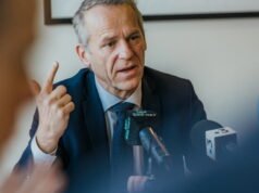 ikuti konferensi pers jaksa Grenoble