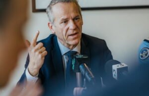 ikuti konferensi pers jaksa Grenoble