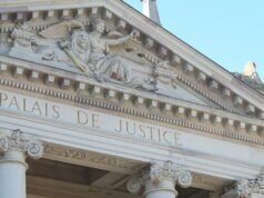 ketika seorang tersangka melompat kegirangan di ruang sidang