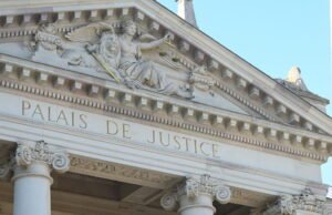 ketika seorang tersangka melompat kegirangan di ruang sidang