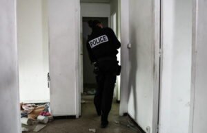 Alpes-de-Haute-Provence. Seorang petugas polisi membebaskan seorang wanita yang diculik oleh putranya. Dia diserang dengan pemotong kotak