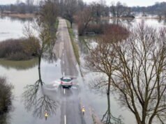 Dengan penurunan tersebut, beberapa jalan telah dibuka kembali dan poros masih diblokir