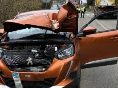 Zutzendorf modern atas. Tempat parkir truk terbuka dan menabrak kendaraan yang melaju