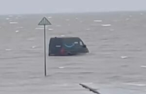 Inggris Raya. Seorang pengantar barang Amazon hilang karena GPS-nya dan terjebak di Laut Utara