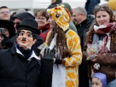 16.000 penonton dan 1.200 penonton karnaval di iring-iringan tersebut