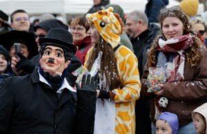 16.000 penonton dan 1.200 penonton karnaval di iring-iringan tersebut