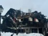 Savoy. Sebuah chalet terbakar di Courchevel pada malam hari: api dapat dikendalikan, tetapi masih berkobar