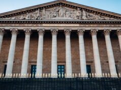 Kebijakan. Majelis Nasional selanjutnya menegaskan penciptaan hak atas kematian yang dibantu