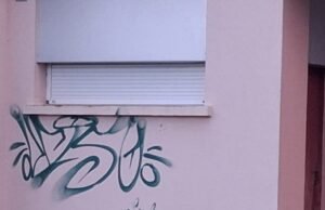 Vosges. Sebuah bangunan publik yang ditandai di Chavelot: balai kota mengajukan keluhan