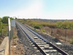 Italia. Dia tidak dapat mendengar suara kereta melalui headphone-nya: dia tertabrak dan mati seketika