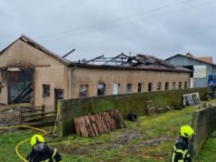 Marmoutier. Sebuah hanggar hancur dilalap api di malam hari