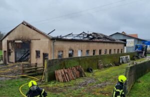 Marmoutier. Sebuah hanggar hancur dilalap api di malam hari