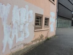 tag anti-fasis di dekat Sciences Po Strasbourg sebelum demonstrasi upeti