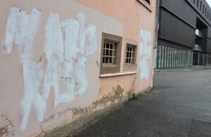 tag anti-fasis di dekat Sciences Po Strasbourg sebelum demonstrasi upeti