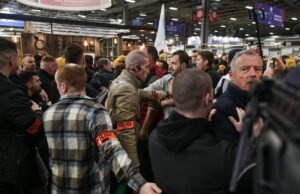 Paris. Perkelahian terjadi di pameran pertanian: 15 penangkapan, seorang petugas polisi dan seorang polisi terluka