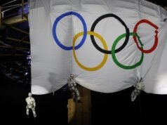 Olimpiade Musim Dingin. Setelah juara dan bendera Olimpiade, saatnya pertunjukan suara dan cahaya di Albertville!