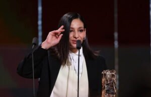 hadiah pertama upacara penghargaan ke-51, ikuti kami