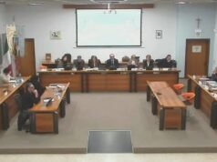 dia menyumbangkan uangnya ke kotanya dan bunuh diri