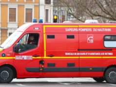 dua orang berusia enam puluh tahun yang sangat membutuhkan