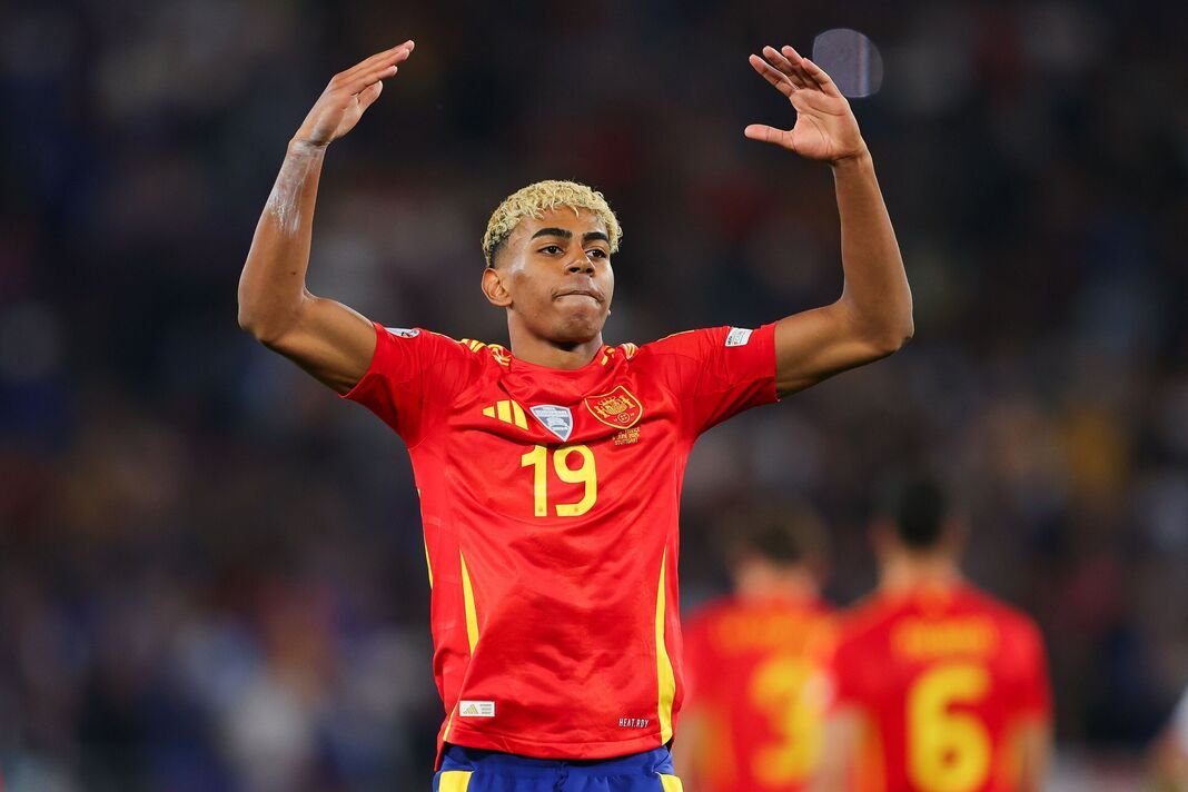 Lamine Yamal melakukan selebrasi untuk timnas Spanyol