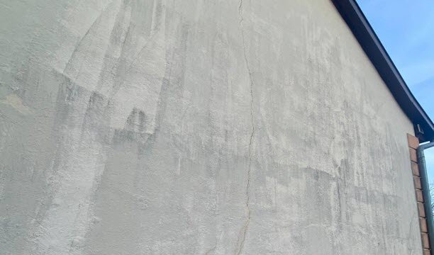 Pada dinding ini retakan luar membentang dari basement hingga bagian atas fasad. Foto Aglaé Kupferlé