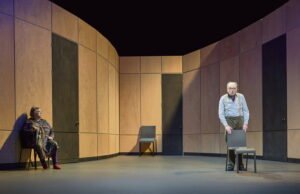 “In the Hallway” oleh Jean-Claude Grumberg: Jean-Pierre Darroussin dan Christine Murillo sebagai orang tua berusia delapan puluh tahun dari seorang putra berambut putih