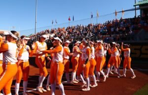 #1 Lady Vols meraih dua kemenangan pada hari Sabtu dan melakukan kombinasi no-hitter