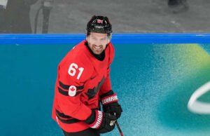 Mark Stone dari Golden Knights meninggalkan pertandingan Penguins karena cedera yang dirahasiakan