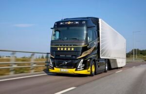 Volvo Trucks France memperkenalkan edisi terbatas Euro NCAP yang terdiri dari 30 Volvo FH bernomor