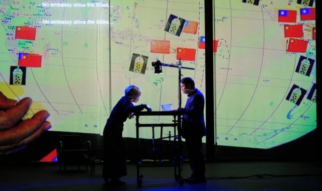 1772564019_ceci-nest-pas-une-ambassade-made-in-taiwan-de-stefan-kaegi-rimini-protokoll-1000x594.jpg