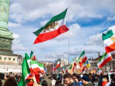 Kesaksian. Setelah kematian Khamenei, orang Iran yang diasingkan di Prancis ini berharap untuk “mengalami kelahiran negara bebas”