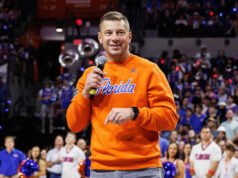 Pemotretan pelatih Florida Jon Sumrall dengan buaya setinggi 7 kaki mencakup beberapa momen menarik