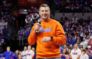 Pemotretan pelatih Florida Jon Sumrall dengan buaya setinggi 7 kaki mencakup beberapa momen menarik