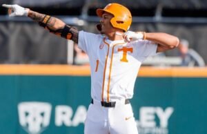 “Brown Dinamakan dalam Daftar Pantauan Penghargaan John Olerud”