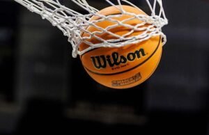 Saat pertarungan dalam pertandingan Sun Belt putri di Coastal Carolina, Alabama Selatan, wasit terluka, memaksa delapan kali ejeksi.