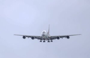 Menurut Menteri Perhubungan, hampir 2.000 orang Prancis telah dipulangkan, 5.000 di antaranya masih menunggu.