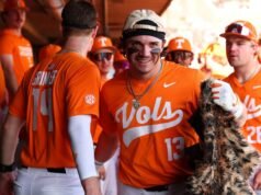 Homer dari Ford dan Chapman meningkatkan #17/19 Vols menjadi kemenangan 5-4
