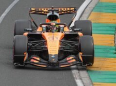 Oscar Piastri dari McLaren mengalami kecelakaan saat menuju grid start untuk Formula 1 GP di Australia