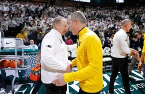 Tim bola basket Michigan No. 3 menjadi tuan rumah Spartan No. 8 di Malam Senior dengan mempertaruhkan sejarah Sepuluh Besar