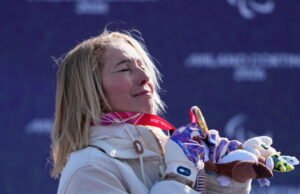 Pertandingan Musim Dingin Paralimpiade Langsung 2026. Pembawa standar Cécile Hernandez dengan emas di papan seluncur salju, menghidupkan kembali hari The Blues