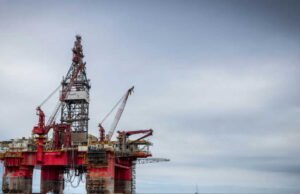 Bagaimana pidato Trump menurunkan harga satu barel bensin