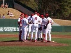 Wolfpack tidak dapat melakukan pelanggarannya saat kalah 2-0 dari Elon