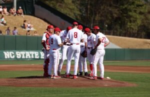 Wolfpack tidak dapat melakukan pelanggarannya saat kalah 2-0 dari Elon